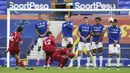 Pemain Liverpool Trent Alexander-Arnold melakukan tendangan bebas saat menghadapi Everton pada lanjutan Liga Primer Inggris di Goodison Park, Liverpool, Inggris, Minggu (21/6/2020). Pertandingan berakhir dengan skor 0-0. (AP Photo/Jon Super, Pool)