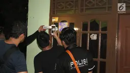 Polisi melakukan olah TKP perampokan disertai pembunuhan di komplek TNI AL Pondok Labu, Jakarta, Kamis (5/4). Peristiwa terjadi saat korban menjalani salat Maghrib di kamar tengah. (Liputan6.com/Arya Manggala)