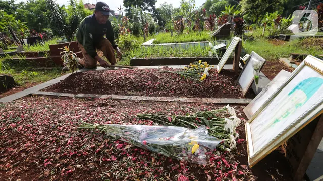 Rencana Dipindahkan, Begini Penampakan Makam Vanessa Angel dan Bibi