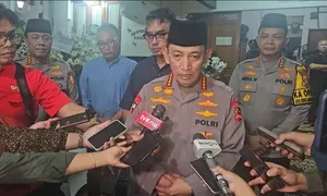 Kapolri Jenderal Listyo Sigit saat mendatangi kediaman Almarhumah Meriyati Hoegeng di Perumahan Pesona Khayangan, Depok, Jawa Barat. (Liputan6.com/Dicky Agung Prihanto)