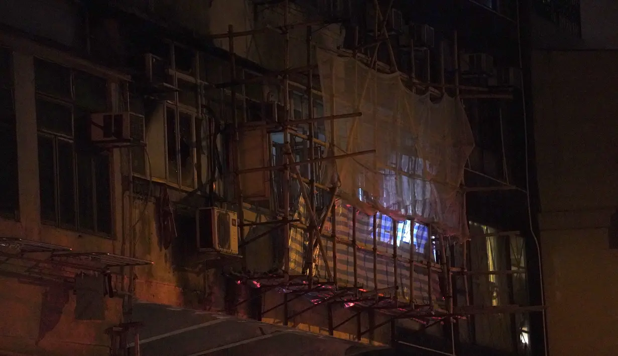 Lokasi kebakaran di Hong Kong, China selatan (15/11/2020). Sebanyak tujuh orang tewas dan lebih dari 10 lainnya terluka setelah kebakaran melalap sebuah gedung apartemen di Hong Kong pada Minggu (15/11) malam, menurut kepolisian. (Xinhua/Lui Siu Wai)