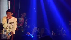 Penampilan Sigit Purnomo atau yang akrab disapa Pasha bersama grup band Ungu di e-Plasa, Kota Semarang, Jumat (26/2). Ini merupakan konser terakhir Pasha bersama Ungu setelah dirinya resmi dilantik sebagai Wakil Wali Kota Palu. (Foto : Gholib)