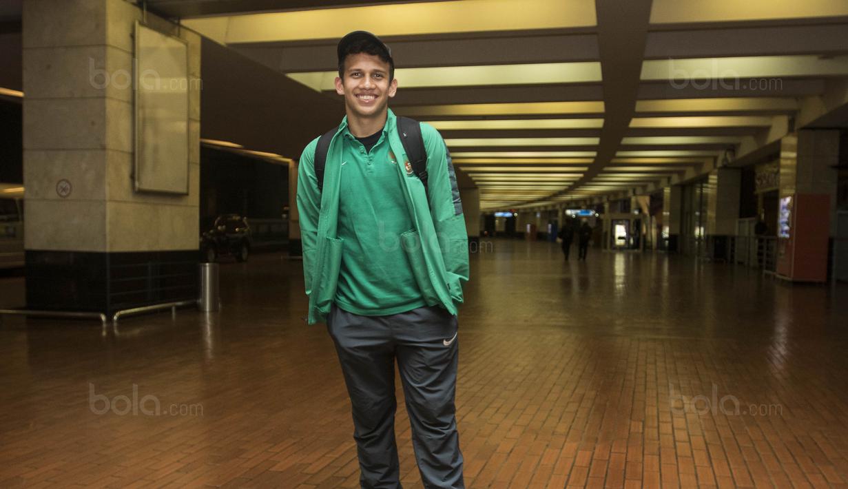 Gelandang Timnas Indonesia U-19, Egy Maulana Vikri, saat tiba di Bandara Soetta, Tangerang, Rabu (20/9/2017). Timnas U-19 kembali ke tanah air setelah berhasil meraih peringkat ketiga Piala AFF U-18. (Bola.com/Vitalis Yogi Trisna)