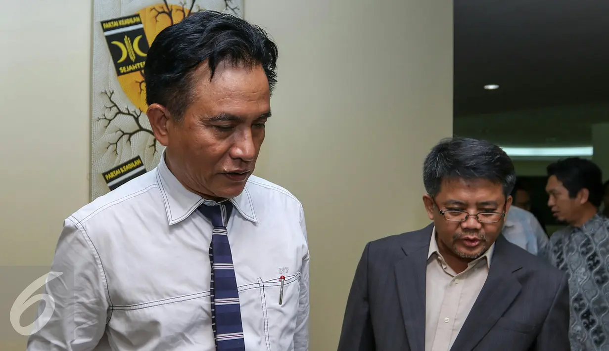 Bacagub DKI Jakarta Yusril Ihza Mahendra (kiri) saat berkunjung ke kantor DPP PKS, Jakarta, Selasa (22/3). Yusril diterima langsung oleh Presiden PKS Sohibul Iman (kanan). (Liputan6.com/Yoppy Renato)