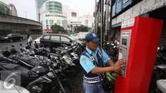 Petugas melakukan pembayaran pada mesin parkir meter di Jalan Falatehan, Jakarta, Selasa (1/11). Kepala UP Perparkiran Dishubtrans DKI Theodore Sianturi mengatakan kebutuhan mesin parkir mencapai 978 unit di 387 titik. (Liputan6.com/Immanuel Antonius)