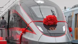 Kereta cepat tipe baru yang dapat beroperasi pada sistem rel yang berbeda di Changchun, Provinsi Jilin, China timur laut (21/10/2020). Kereta dengan kecepatan standar 400 km per jam itu dikembangkan untuk mampu melintasi sistem rel yang berbeda di rute-rute internasional. (Xinhua/Zhang Nan)