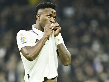 Penyerang Real Madrid, Vinicius Junior, melakukan selebrasi setelah mencetak gol ke gawang Valencia pada Laga liga Spanyol, di Stadion Santiago Bernabeu, Jumat (3/2/2023). Pemain andalan Real Madrid ini mengantongi gaji 1,67 juta euro per bulan. (AFP/Javier Soriano)