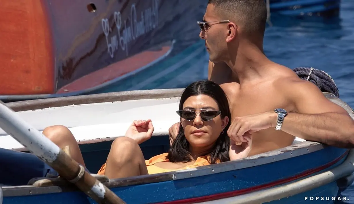 Kamera paparazzi pun menangkap keduanya saat tengah bermesraan di atas kapal. (Popsugar)