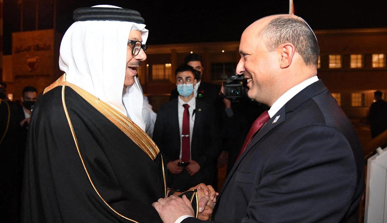 Menteri Luar Negeri Bahrain Abdullatif bin Rashid Al-Zayani menyambut Perdana Menteri Israel Naftali Bennett di bandara Manama pada 14 Februari 2022. Kunjungan itu adalah sejarah karena pertama kali dilakukan oleh PM Israel. (GPO / AFP)