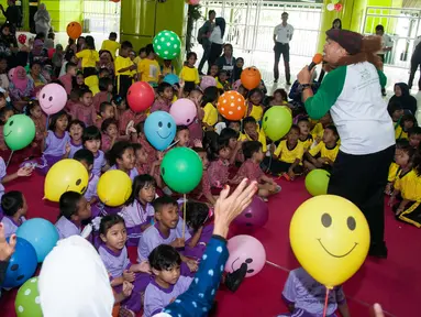 Sejumlah murid PAUD mengikuti acara dongeng bersama di Stasiun Gambir, Jakarta Pusat, Senin (20/3). Memperingati Hari Dongeng Sedunia, PT KAI bekerja sama dengan Komunitas Dongeng Ceria menggelar acara dongeng bersama. (Liputan6.com/Gempur M Surya)