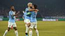 Perayaan gol pemain Man City yang dicetak Sergio Aguero pada leg 1, 16 besar Liga Champions 2018/19 yang berlangsung di stadion Veltins-Arena, Gelsenkirchen, Kamis (21/2). Man City menang 3-2 atas Schalke. (AFP/Odd Andersen)