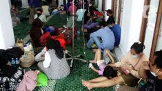 Sejumlah pasien RS Medika Permata Hijau saat dievakuasi di dalam Masjid Asy-Syukur, Jalan Kebayoran Lama, Jakarta, Minggu (30/10/2022). Evakuasi dilakukan sebagai antisipasi dampak kebakaran yang terjadi kawasan pemukiman persis di belakang RS Medika Permata Hijau dan kembali ke RS sekitar pukul 14.30 WIB. (Liputan6.com/Helmi Fithriansyah)