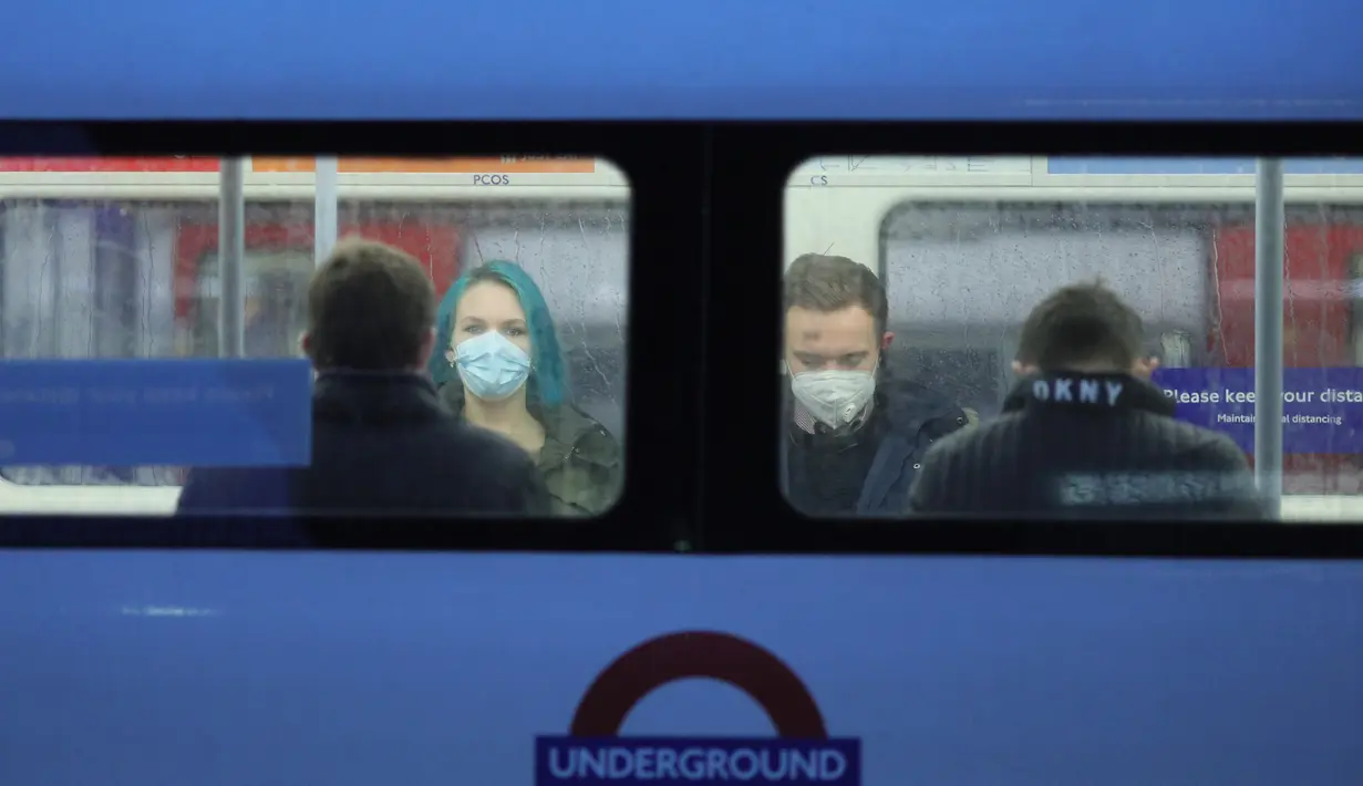 Orang-orang yang mengenakan masker terlihat dalam kereta metro di London, Inggris, 21 Oktober 2020. Data resmi pada 21 Oktober 2020 menunjukkan Inggris mencatatkan penambahan 26.688 kasus COVID-19, penambahan kasus harian tertinggi sejak pandemi. (Xinhua/Tim Ireland)