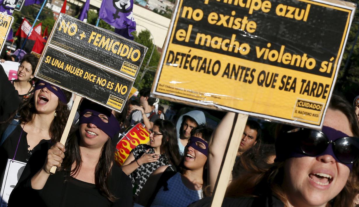 Anggota organisasi feminis membawa poster saat menggelar aksi memperingati Hari Internasional untuk Penghapusan Kekerasan terhadap Perempuan di Valparaiso, Chile, Rabu (25/11). (REUTERS/Rodrigo Garrido)