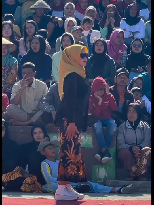 Sebagai penyanyi dangdut yang sudah terkenal, Novi juga di percaya menjadi pemimpin joged dalam pentas seni. Ia pun berdiri dibarisan depan. [Instagram/novilisty_]