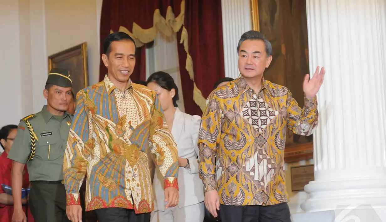 Presiden Jokowi bertemu Menlu Republik Rakyat China, Wang Yi, di Istana Merdeka, Jakarta, Senin (3/11/2014). (Liputan6.com/Herman Zakharia)