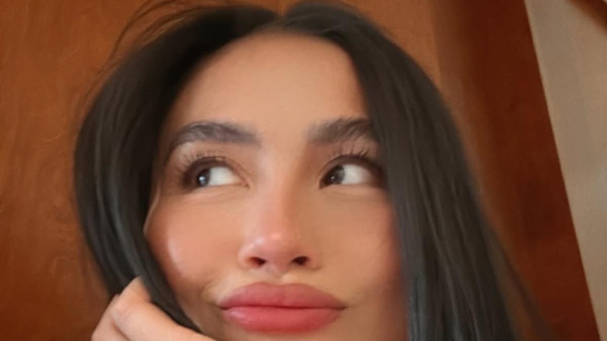 6 Tampilan Agnez Mo Rayakan Ulang Tahun ke-39 di Lokasi Syuting dengan Gaya Edgenya