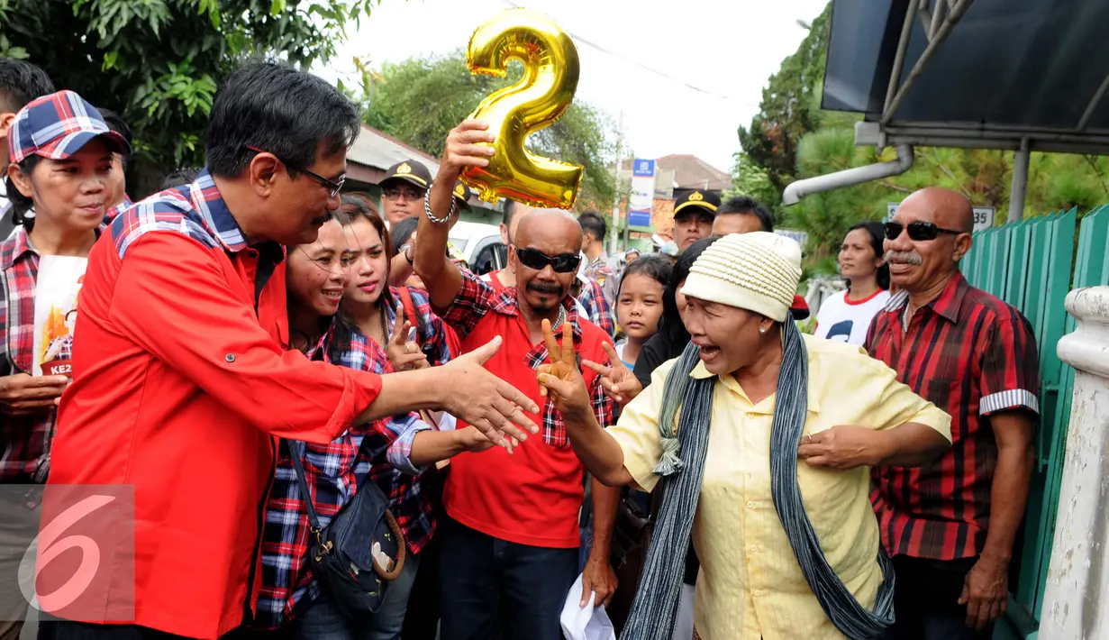 Calon Wakil Gubernur DKI Jakarta Djarot Saiful Hidayat mengajak salaman penjual jamu saat mengunjungi kawasan padat penduduk jalan Bendungan, Cawang, Kramat jati, Jakarta, Kamis (1/12). (Liputan6.com/Gempur M. Surya)