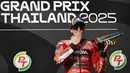 Pembalap Ducati Lenovo asal Spanyol, Marc Marquez, merayakan di atas podium setelah memenangkan Grand Prix MotoGP Thailand di Sirkuit Internasional Buriram, Minggu 2 Maret 2025. (Lillian SUWANRUMPHA/AFP)