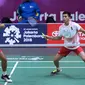 Ganda putra Indonesia, Fajar Alfian/M Rian Ardianto mengembalikan kok ke arah pemain Jepang, Takuto Inoue/Yuki Kaneko pada semifinal Bulutangkis Beregu Putra Asian Games 2018 di Jakarta, Selasa (21/8). (Liputan6.com/Helmi Fithriansyah)