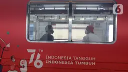 Penumpang berada di dalam Gerbong KAI Commuter bertemakan Kemerdekaan Republik Indonesia ke-76 di Stasiun Kota, Jakarta, Selasa (17/8/2021). Peringatan HUT ke-76 RI tahun 2021, KAI Commuter ikut memeriahkan perayaan tersebut dengan memasang livery khusus. (Liputan6.com/Herman Zakharia)