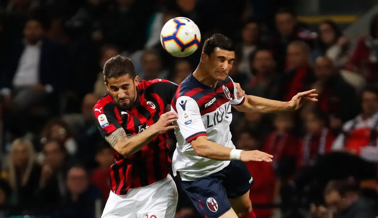 Duel udara bek AC Milan, Ricardo Rodriguez dengan pemain Bologna, Riccardo Orsolini dalam laga pekan ke-35 Liga Italia di San Siro, Senin (6/5/2019). AC Milan berhasil mengatasi Bologna 2-1 demi memelihara asa mereka mengamankan tiket ke Liga Champions musim depan. (AP/Antonio Calanni)