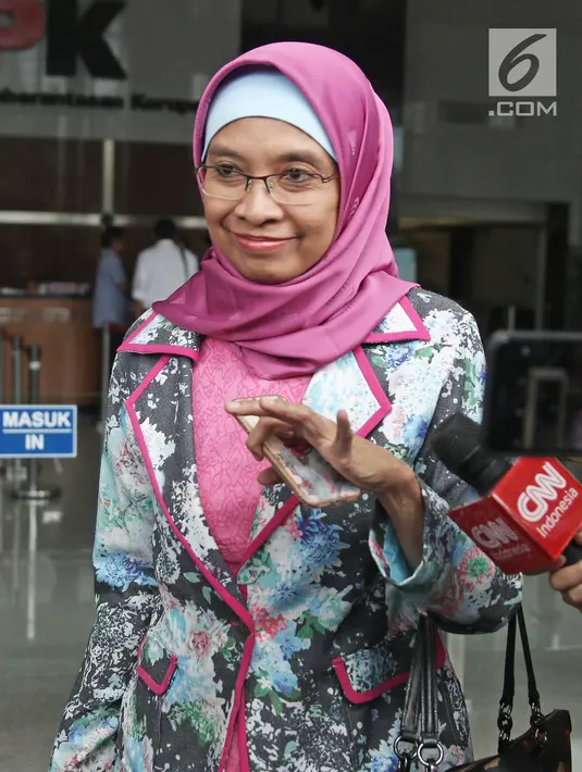 Direktur Produksi PT Garuda Indonesia Puji Nur Handayani meninggalkan Gedung KPK seusai menjalani pemeriksaan, Jakarta, Rabu (21/3). Puji diperiksa sebagai saksi untuk tersangka Dirut PT Mugi Rekso Abadi Soetikno Soedarjo. (Liputan6.com/Herman Zakharia)