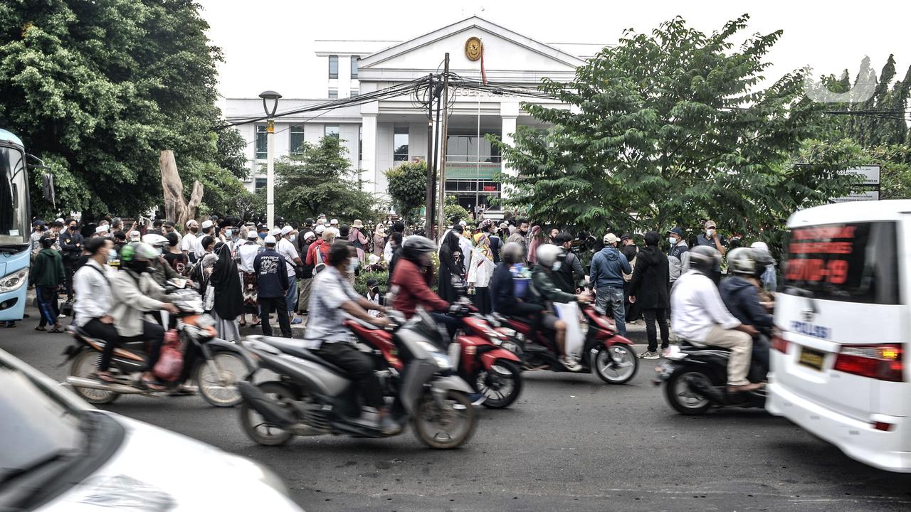 FOTO: Sidang Perdana Rizieq Shihab, Massa Pendukung Geruduk PN Jakarta Timur