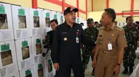 Wakil Wali Kota Tangerang Sachrudin yang memantau langsung pengiriman logistik pemilu di beberapa wilayah di Kota Tangerang. (Liputan6.com/Pramita Tristiawati)