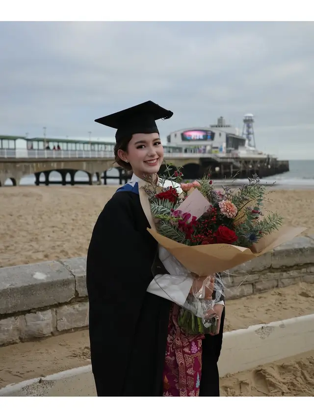 6 Gaya Anggun Sarah Menzel Pakai Kebaya Putih di Wisuda Bournemouth University