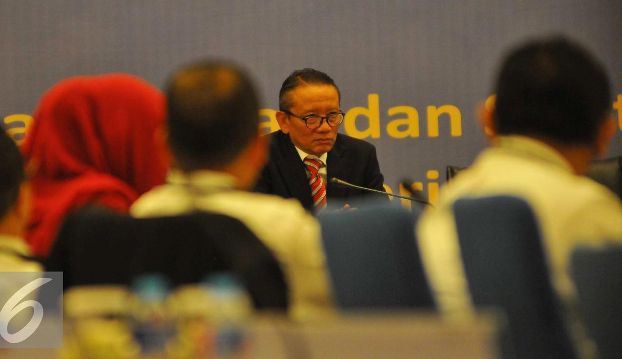 Dirjen Pajak Ken Dwijugiasteadi saat Rapimnas di Gedung Ditjen Pajak, Jakarta, Senin (7/11). Rapat tersebut membahas evalusi dana penerimaan pajak, dan berbagai langkah kebijakan, serta strategi untuk ke depannya. (Liputan6.com/Angga Yuniar)