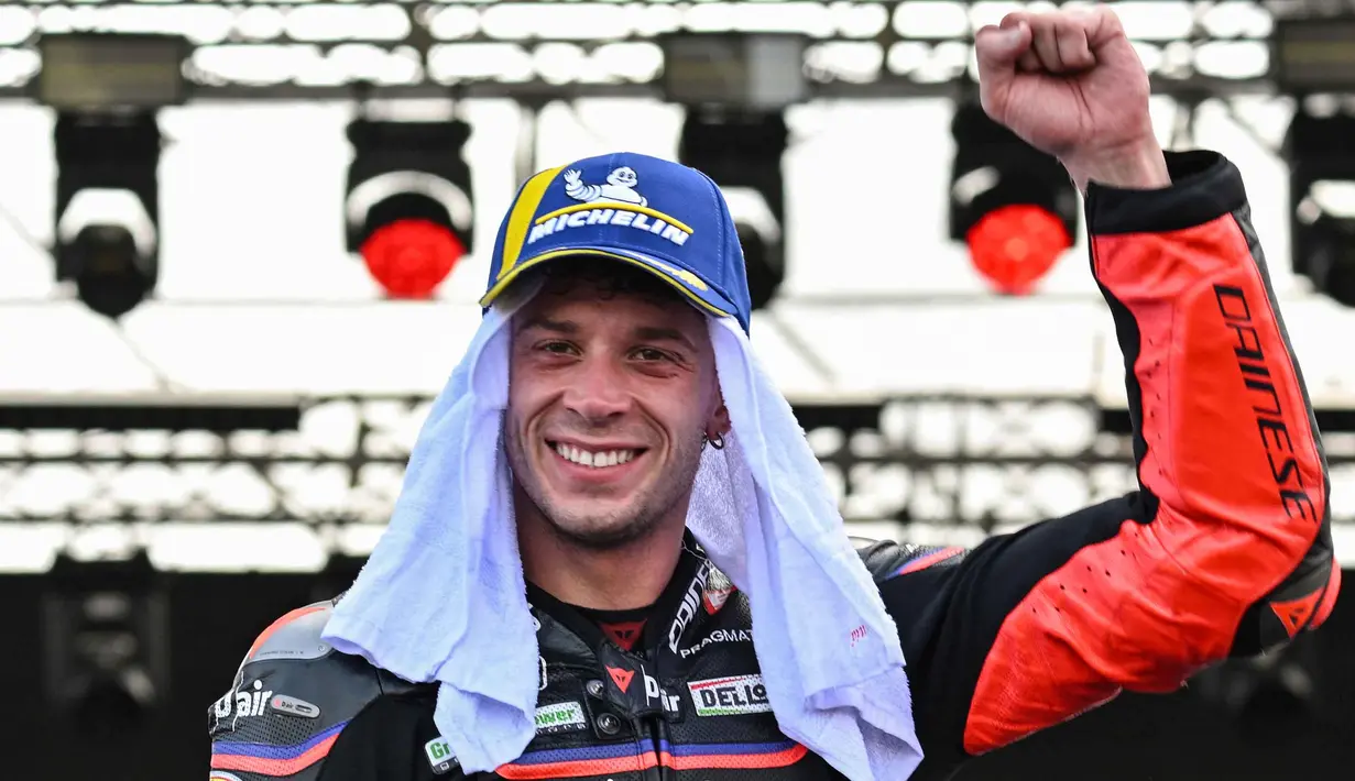 Marco Bezzecchi melakukan aksi gemilang untuk memenangi Sprint Race MotoGP Indonesia 2025. Pembalap Aprilia itu baru bisa menempati posisi pertama di lap terakhir lewat aksi comeback pada balapan di Sirkuit Mandalika, Nusa Tenggara Barat, pada Sabtu 4 Oktober 2025. (SONNY TUMBELAKA/AFP)
