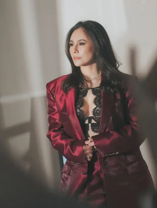 Melengkapi tampilannya dengan aksesori kalung layering. [@wulanguritno]