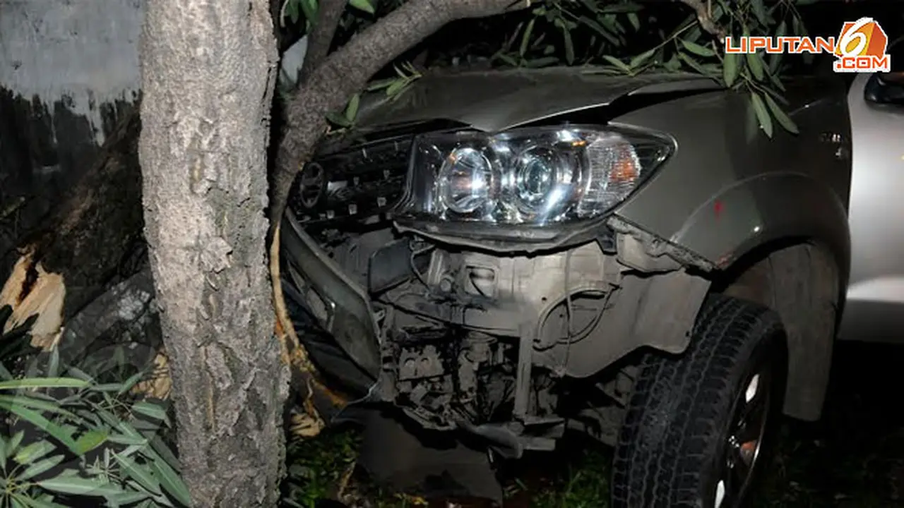 fortuner-nabrak-6-140212a.jpg