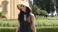 Potret Febby Rastanty Liburan di Italia, Tampil Anggun Bak Madam dengan Topi Pantai