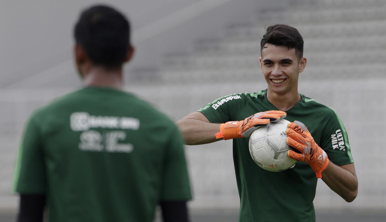 Kiper Timnas Indonesia U-22, Nadeo Argawinata, menangkap bola saat latihan di Stadion Madya, Jakarta, Jumat (18/1). Latihan ini merupakan persiapan jelang Piala AFF U-22. (Bola.com/Yoppy Renato)