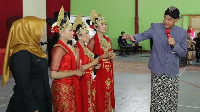 Gubernur Jawa Tengah (Jateng) Ganjar Pranowo memberikan pendidikan pancasila kepada siswa sekolah di SMA 1 Negeri Kradenan, Kabupaten Grobogan. (Istimewa)
