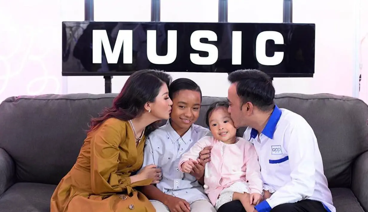 Keluarga Ruben Onsu pun mendukung Betrand untuk mencapai cita-citanya sebagai seorang penyanyi.  (Liputan6.com/IG/sarwendah29)