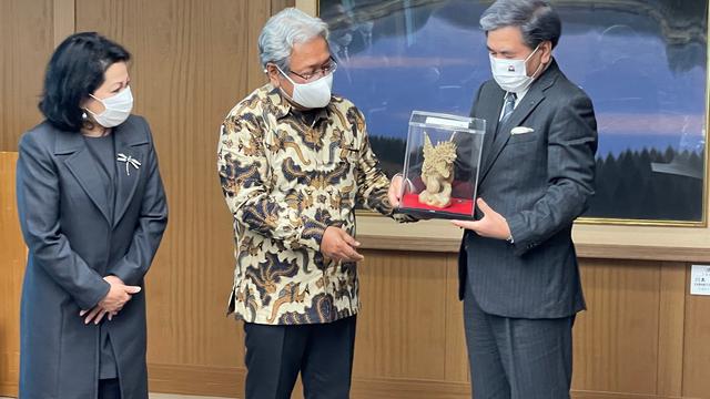 Dubes Heri Akhmadi menyampaikan cinderamata khas Indonesia ke Gubernur Kumamoto. (Ki-Ka) Ibu Nuning Akhmadi; Dubes RI untuk Jepang, Heri Akhmadi; Gubernur Kumamoto, Kabashima Ikou. Foto KBRI Tokyo.