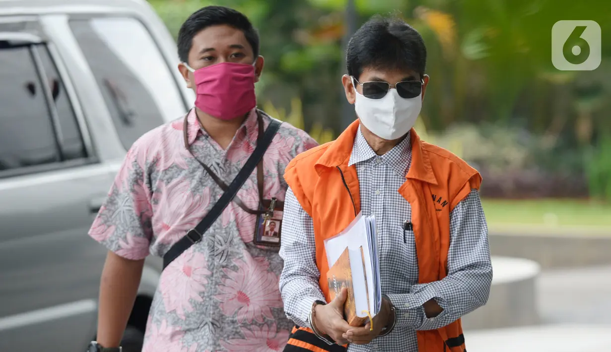 Bupati Solok Selatan nonaktif, Muzni Zakaria berjalan akan menjalani pemeriksaan di Gedung KPK, Jakarta, Selasa (19/5/2020). Muzni diperiksa sebagai tersangka kasus dugaan menerima suap proyek pembangunan infrastruktur Jembatan Ambayan dan Masjid Agung di Solok Selatan. (merdeka.com/Dwi Narwoko)