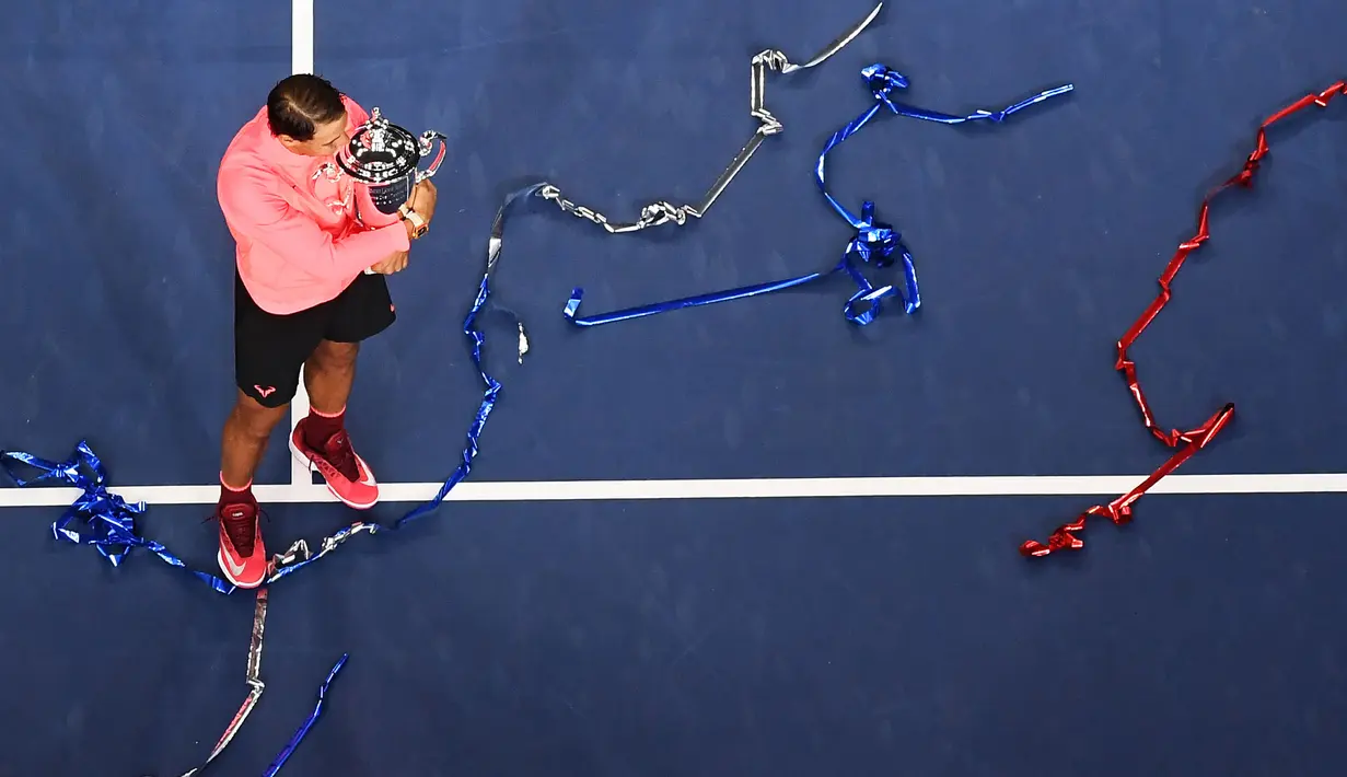 Petenis Spanyol, Rafael Nadal memeluk trofi juara AS Terbuka 2017 saat melakukan sesi foto di USTA Billie Jean King National Tennis Center,  New York, (10/9/2017). Rafael Nadal menang 6-3, 6-3, 6-4. (AFP/Jewel Samad)