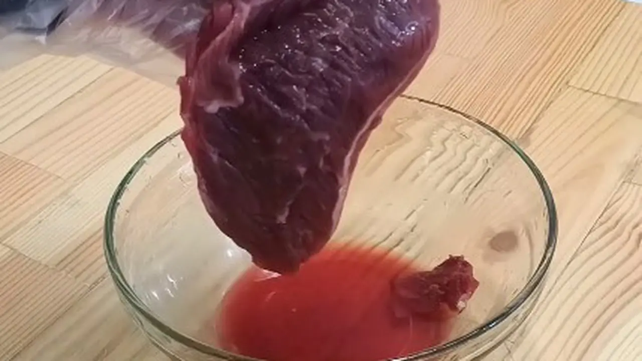 Tidak Hanya Dicuci, Ini 2 Bahan Dapur yang Ampuh Hilangkan Darah dan Bau Amis Daging Sapi