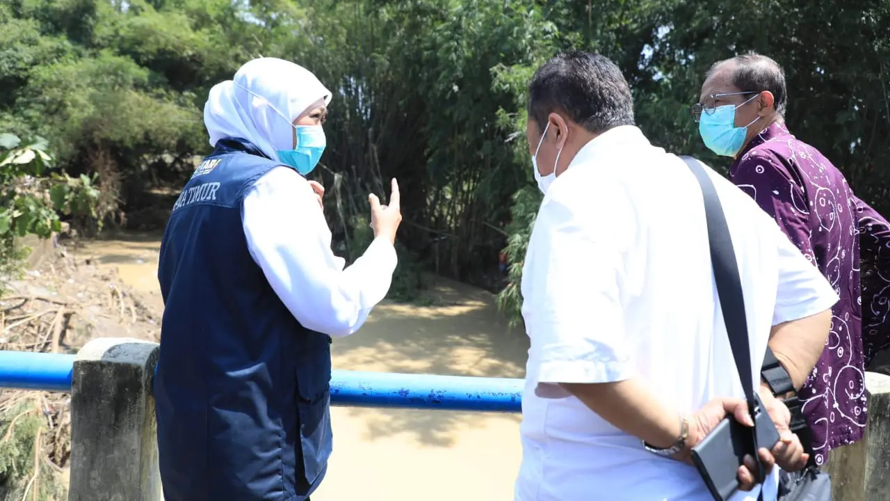 Gubernur Jatim Khofifah Indar Parawansa meninjau lokasi putusnya jembatan Kedungdowo. (Dian Kurniawan/Liputan6.com)