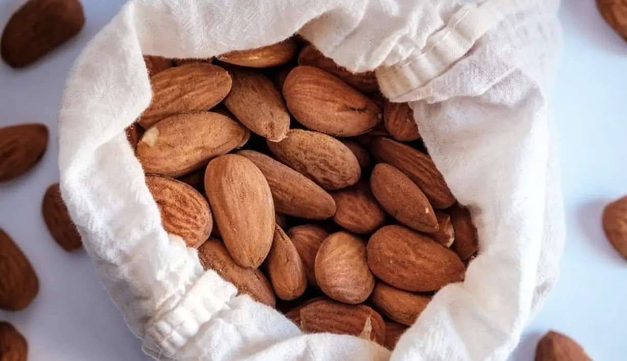 Selai kacang dan jeli berry karena almond kaya akan nutrisi dan lemak esensial yang mendukung kesehatan otak. Berry menyediakan polifenol yang telah terbukti mendukung retensi memori. Biji-bijian juga mendukung kesehatan otak, karena kaya akan zat besi, seng, dan vitamin E. Foto: unsplash.com.