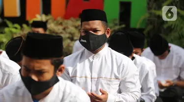 Sejumlah santri mengikuti kegiatan doa Istighosah di Pondok Pesantren An-Nuqthah, Kota Tangerang, Banten, Kamis (22/10/2020). Kegiatan tersebut digelar untuk memperingati Hari Santri Nasional dengan tema "Santri Sehat, Indonesia Kuat" yang jatuh pada hari ini. (Liputan6.com/Angga Yuniar)