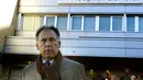 Mantan pemain Real Madrid Amancio Amaro berjalan di rumah sakit La Fe di Valencia setelah mengunjungi mantan pemain Real Madrid Alfredo Di Stefano dari Argentina dalam perawatan setelah menderita serangan jantung 27 Desember 2005. Setelah pensiun, Amancio melatih tim Castilla Madrid dan meraih gelar lapis kedua pada 1984. (AFP/Jose Jordan)