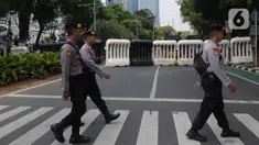 Aparat kepolisian melintas di jalan Imam Bonjol depan Gedung Komisi Pemilihan Umum (KPU) Republik Indonesia, Senin (11/13/2023). (merdeka.com/Imam Buhori)