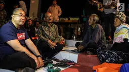 Mendes PDTT, berbincang dengan pengungsi Gunung Agung di UPTD Pertanian, Karangasem, Bali Sabtu (7/7). Kunjungannya ke kamp pengungsian juga memberikan bantuan sandang pangan dan papan. (Liputan6.com/HO/Hasan)