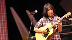 Gitaris Ian Antono melelang gitarnya sebagai bentuk dukungan kepada pasangan Jokowi-JK, Jakarta, Senin (23/6/14). (Liputan6.com/Panji Diksana)