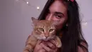 Lewat laman Instagram pribadinya, aktris kelahiran 2002 ini sering mengunggah momen santainya bersama kucing-kucing peliharaan miliknya. (Liputan6.com/IG/@haico.vdv)